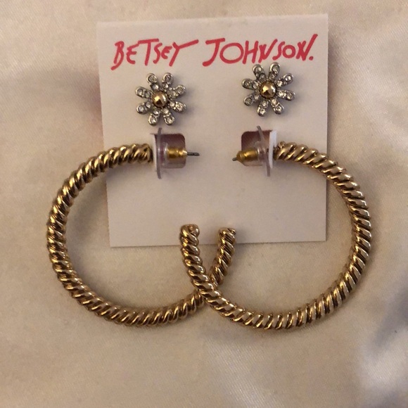 Betsey Johnson Some Bunnys Baby Daisy Studs & Gold Tone Hoop Earring Set NWT - Picture 9 of 12